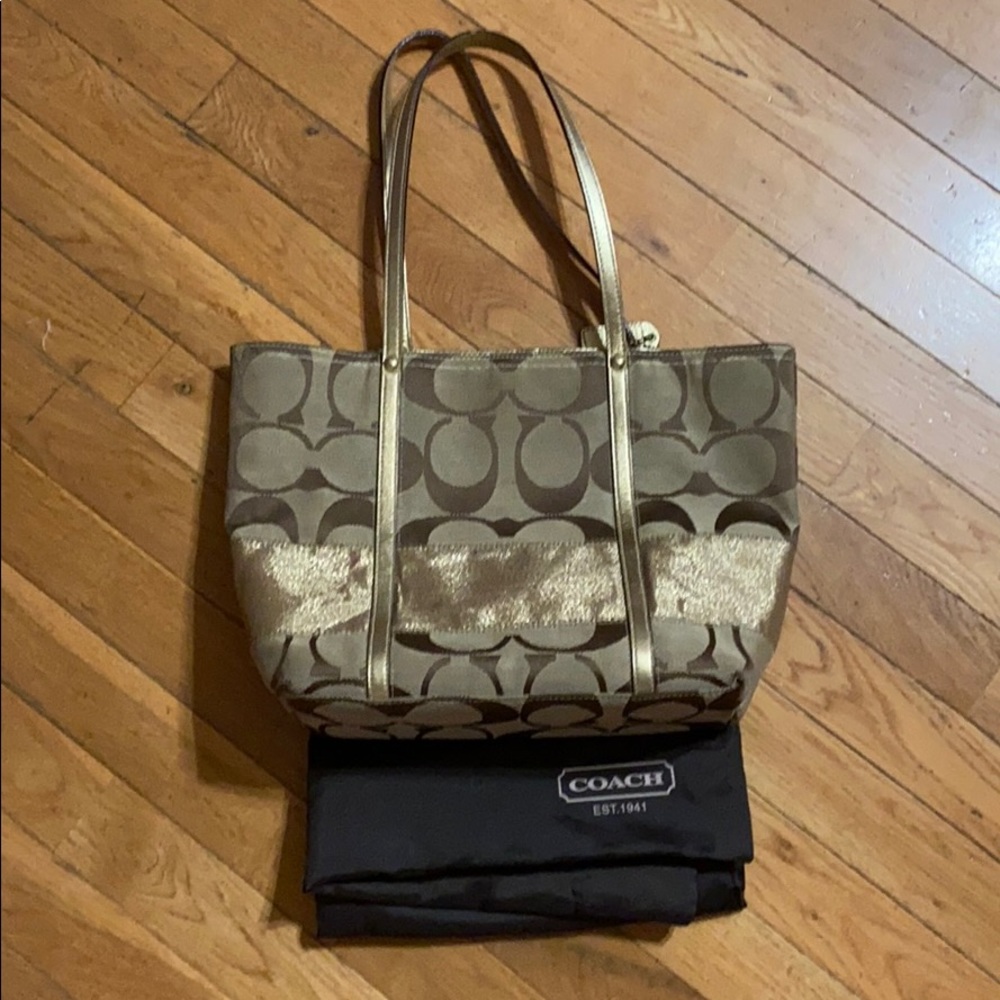 Coach tote bag in Gold